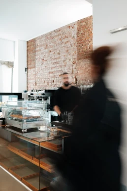 Avos lunchroom met een klant in beweging