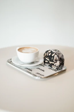 Avos cappuccino met Portuguese gebak, bolo de mel