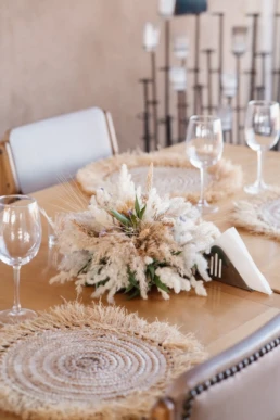The white camel tafeldekking, droogbloemen