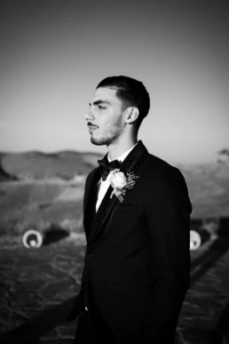 Ayoub zwart wit portret in klassiek pak