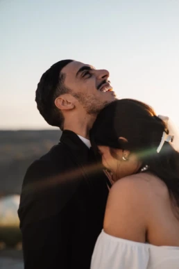 Arabisch echtpaar lachend genieten van de zonsondergang, close-up foto