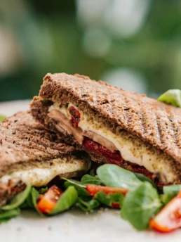 Een close-up detail foto van de green pesto toast