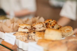 Casa Dawn vitrine met scones