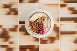 Casa Dawn Honey glow bowl, fruit bowl met yoghurt