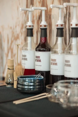 Close-up van het verschillend keuken materiaal dat gebruikt word voor het zetten van koffie en thee