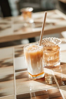 Een overheerlijke iced pumpkin spice latte signature van Casa Dawn , met een mooie warme gloed van de zon