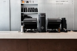 Minimalistisch futuristisch en strakke toonbank van Dune coffeeshop