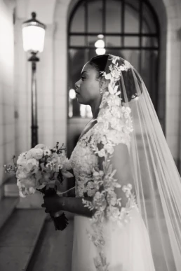 Daynise bij de ingang van het stadhuis Rotterdam