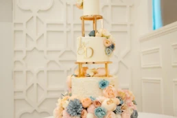 Trouwtaart van Jhamal & Daynise, wit met roze en blauwe bloemen