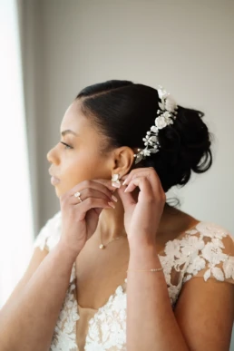 Getting ready moment van Daynise met oorbellen en diadeem