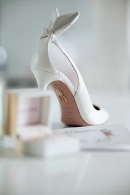 Linh's wedding heels, witte hakken met een strikje