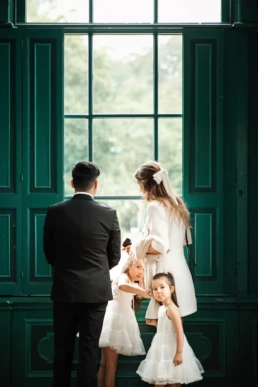 Broer van Linh met zijn gezin voor het raam van Huize Frankendael