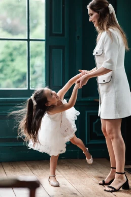 Gasten van Linh & Timothy, een van de kleintjes speelt met moeders in de wachtkamer