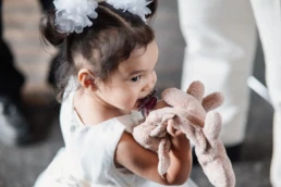 Baby met haar knuffel, op bruiloft van Linh en Timothy