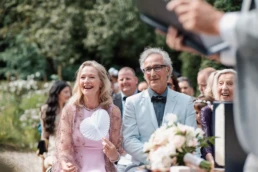 Gasten van Linh & Timothy, tijdens de ceremonie in het buitenlucht