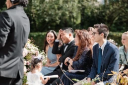 Lachende daggasten van Linh & Timothy tijdens de ceremonie