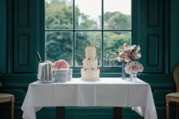 Klassiek Amerikaanse bruidstaart met kersen