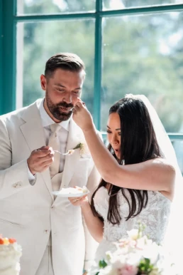 Linh & Timothy snijden de taart aan en smullen