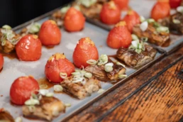 Lunch voor daggasten, tomaat met geroosterde aubergine en bosuitjes
