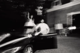 Linh & Timothy afscheid moment aan het einde van de bruiloft, editorial bruiloft foto met beweging en blur, onscherp