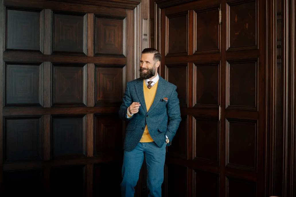 Alvin de Brabander als model in hotel Rotterdam, vintage kostuum