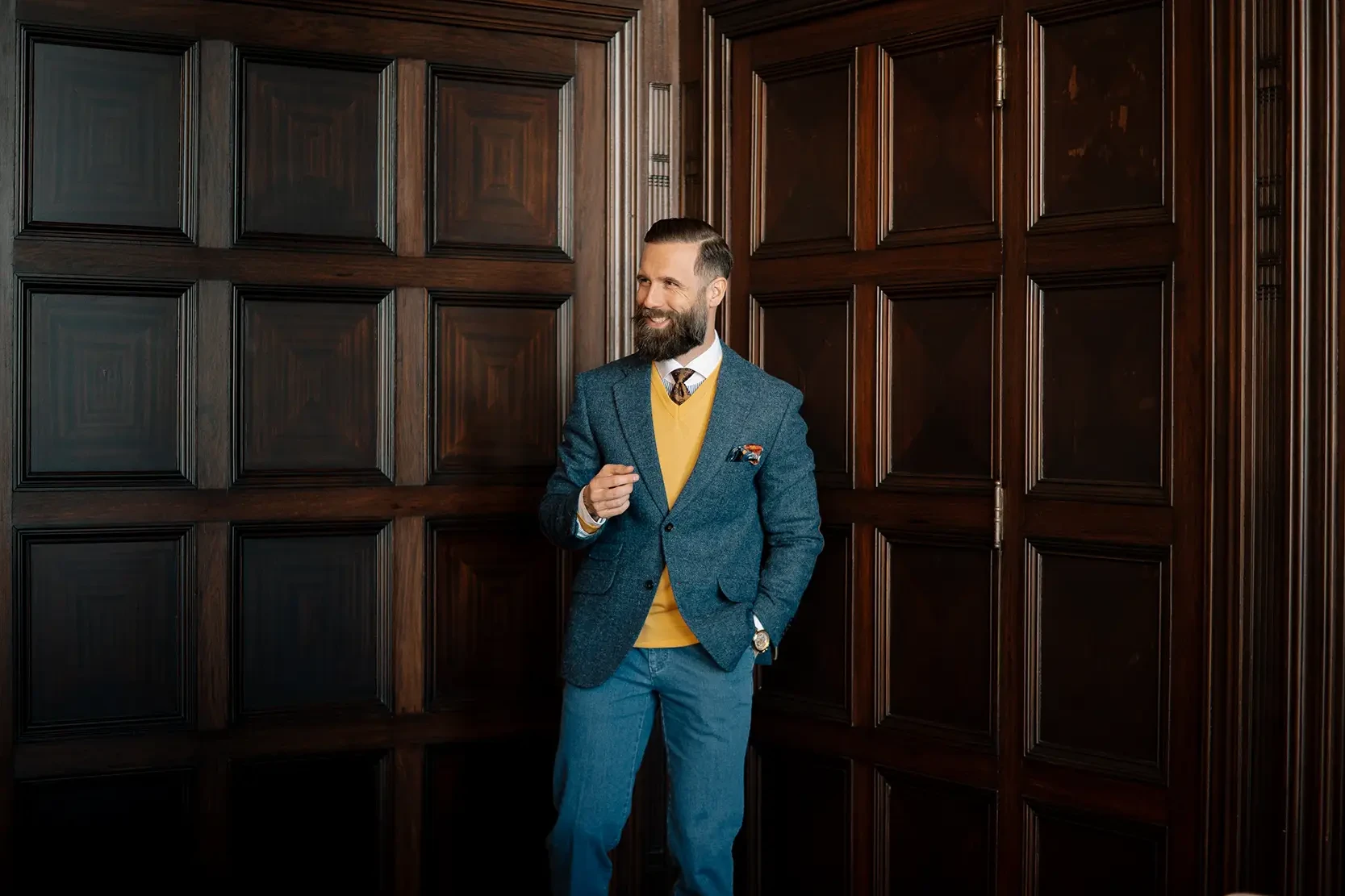Alvin de Brabander als model in hotel Rotterdam, vintage kostuum