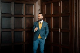 Alvin de Brabander als model in hotel Rotterdam, vintage kostuum