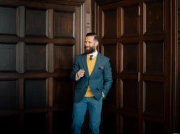 Alvin de Brabander als model in hotel Rotterdam, vintage kostuum