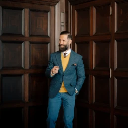 Alvin de Brabander als model in hotel Rotterdam, vintage kostuum