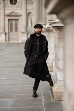 Fotografie door fotograaf julien Kraal, foto van man in kostuum poseert voor camera en kijkt in camera