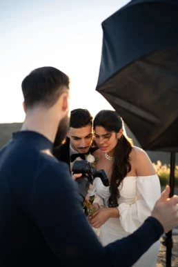 Fotograaf Alvin de Brabander toont foto's aan bruidspaar