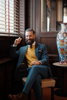 Fotograaf Alvin de Brabander in kostuum in hotelkamer Rotterdam