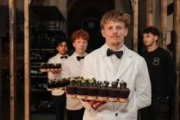 Kentucky Horsewear, jonge obers met baardenborstels als serveerschaal