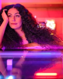Safa als model in en retro gamehall, rode neon licht