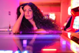 Safa als model in en retro gamehall, rode neon licht