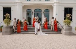 Groepsfoto bruiloft voor een kasteel herenhuis in de zomer