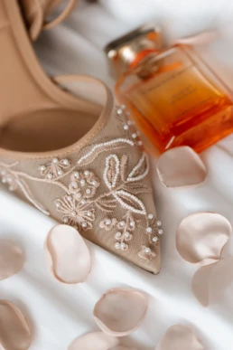 Detail foto van bruinschoenen beige lichtbruin champagne kleur