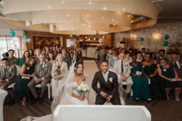 Groepsfoto van familie tijdens bruiloft