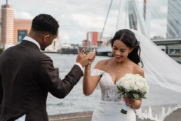 Tyrone & Rachel geven elkaar een box, Erasmusbrug, Rotterdam